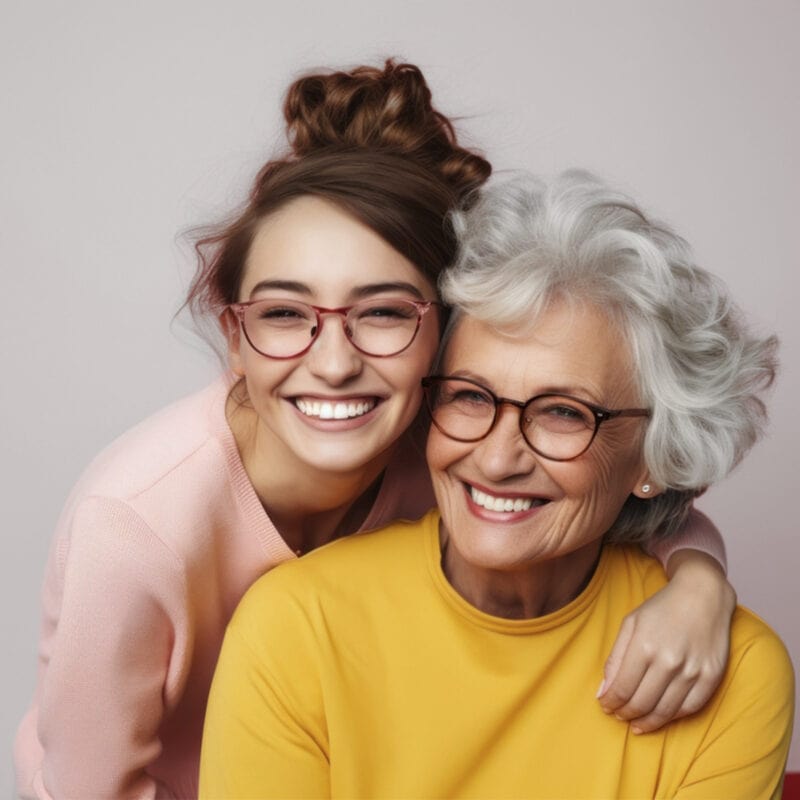 Madre e figlia adulte sorridono